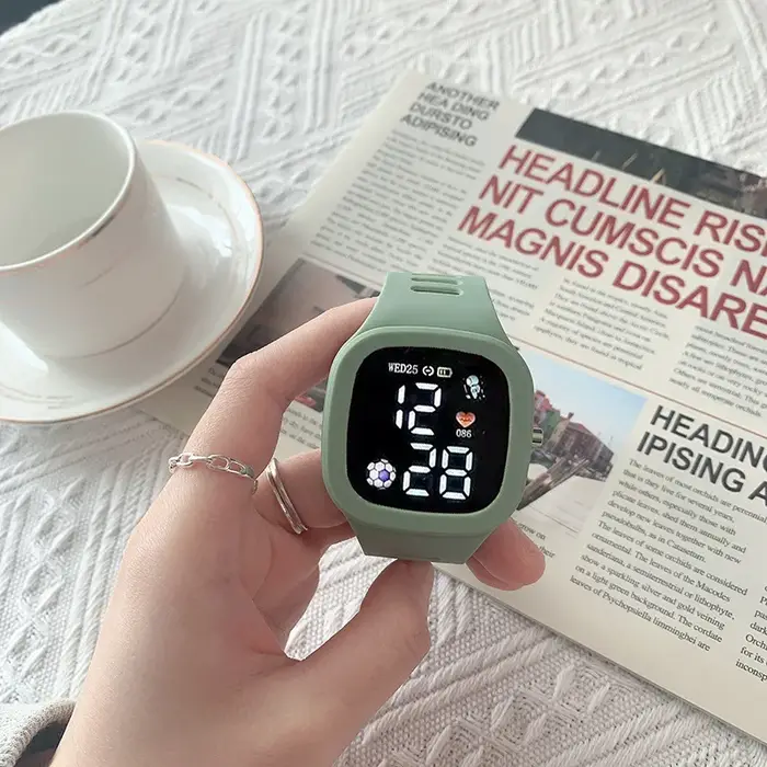 Montre sportive LED pour enfants avec cadran lumineux et silicone confortable pour sportifs juniors occasions spéciales