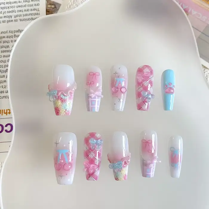 Nail art en forme de cercueil fait à la main, beaux faux ongles, art d'ongle ludique rose blanc bleu