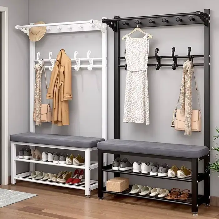 Porte-vêtements d'entrée épuré avec étagères minimalistes pour balcon et intérieur moderne élégant à offrir occassions spéciales