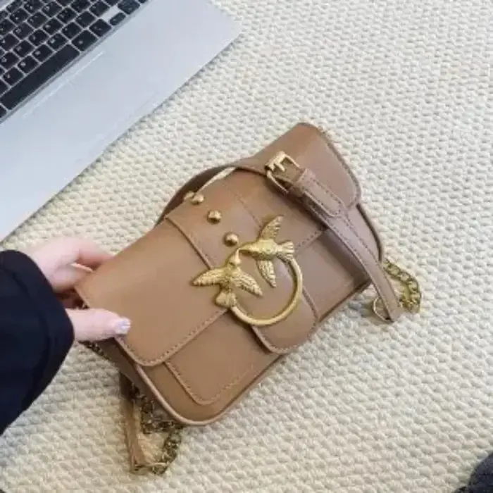Sac à langer, élégant, unique et luxueux, conçu par une marque, pour femme, au style élégant et clas