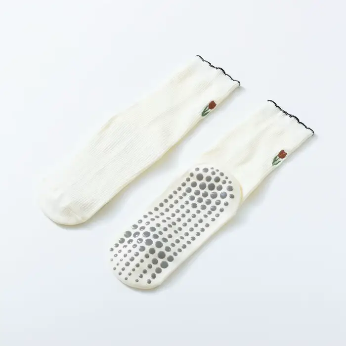 Chaussettes de Yoga et Pilates brodées de fleurs pour femmes, chaussettes de sport de sol antidérapa