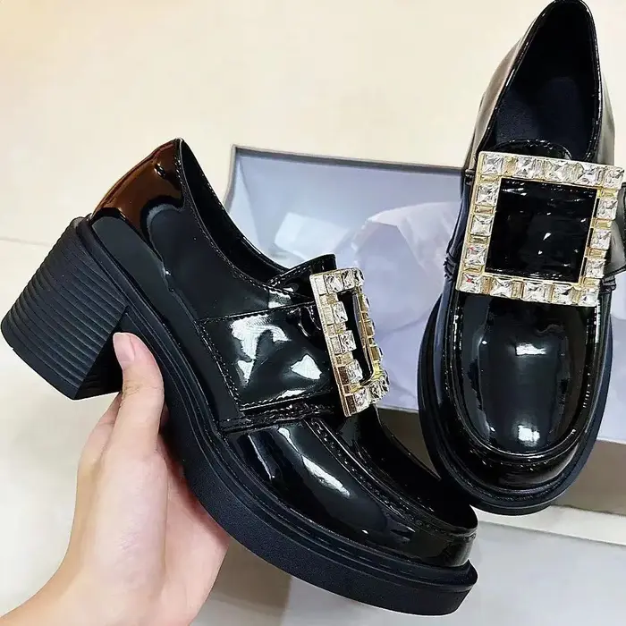 Chaussures en cuir pour femmes 2026 nouveau style cuir verni polyvalent boucle carrée chaussures sim