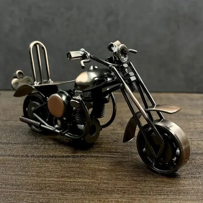 Sculpture de moto en fer vintage modèle de moto en métal fait à la main décoration rétro pour étagère de bureau salon et bureau