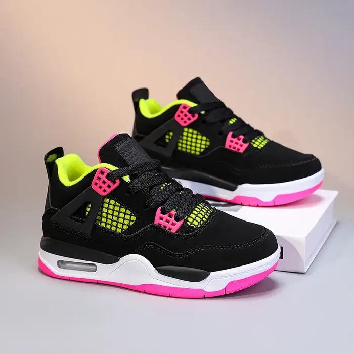 Une paire de chaussures d'entraînement sportives à tige en cuir pour enfants, chaussures décontracté