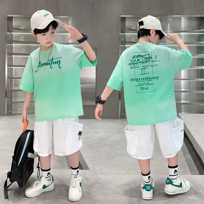 Survêtement d'été pour enfants Tshirt vert et short ensemble de vêtements deux pièces pour garçons tenue décontractée costume pour enfants vêtements en coton confortable et stylé pour jouer et s'amuser