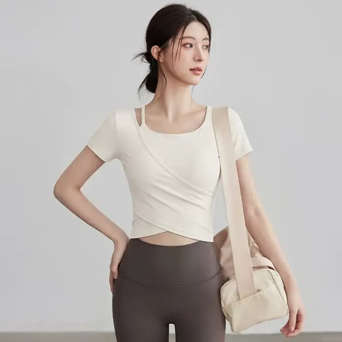 Hauts de yoga à manches longues pour l'été avec coussinets de poitrine, amincissants et vêtements de fitness professionnels pour entraînement Pilates