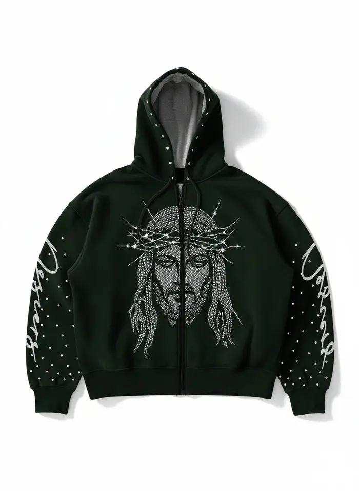 Un sweat à capuche ample avec un motif tridimensionnel de figures incrustées de diamants dans le sty
