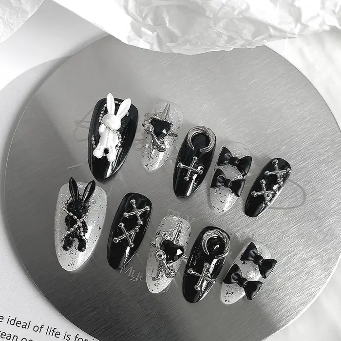 Nail art en forme d'amande fait à la main, beaux faux ongles, lapin noir et blanc d'halloween, adapt