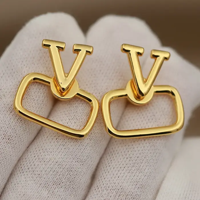 Nouveau Design de vue de luxe en métal lettre V boucles d'oreilles pour les femmes marque de mode ma