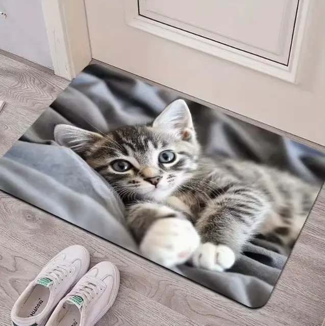 Charmant tapis chat couché sur le lit dans les salles de jeux, salles de bains, cuisines et salons, 