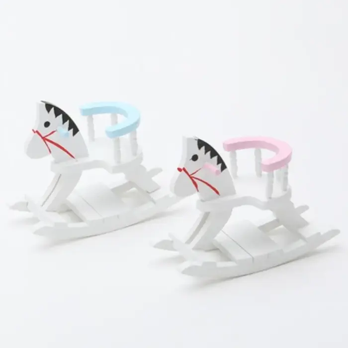 Enfants maison de poupée Accessoires maison de poupée Miniature blanc en bois cheval à bascule chais