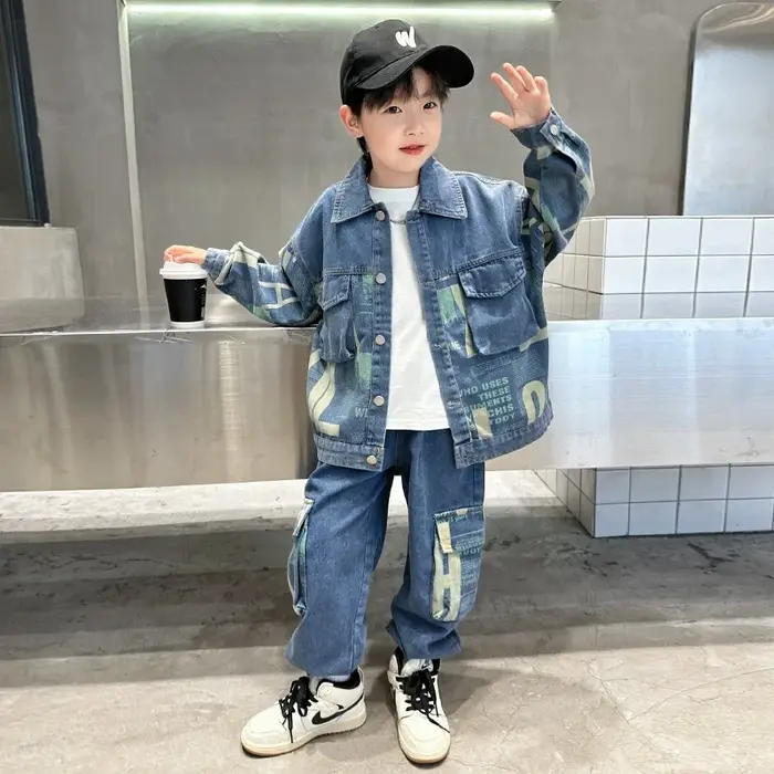 Nouvel ensemble en jean pour garçons 2026 : Veste tendance imprimée lettres et pantalon cargo – Tenu